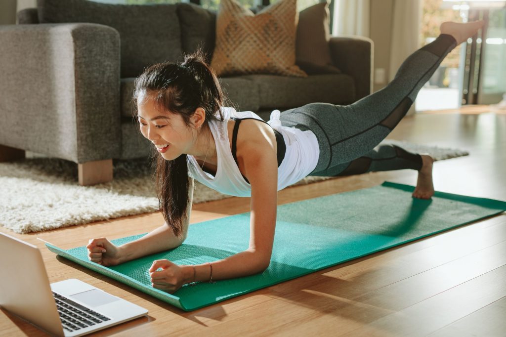 စအိမ်မှာနေရင်း Workout လုပ်တဲ့အခါ ကြည့်သင့်တဲ့ အကောင်းဆုံး Youtubers များ