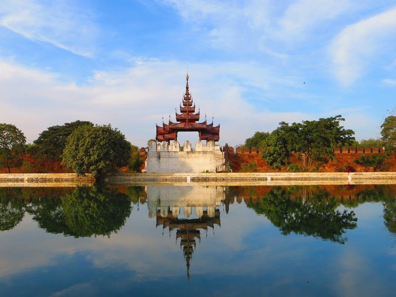 စမန္တလေးကျုံးနှင့် မြန်မာမင်းတို့ စံမြန်းရာ နန်းတော်ရဲ့ ညအလှ
