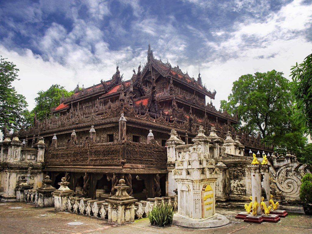 စမန္တလေးရှိ နှစ်ပေါင်း (၁၃၀) ကျော် သက်တမ်းရှိသည့် မြနန်းစံကျော် ရွှေနန်းတော် (သို့) ရွှေကျောင်း